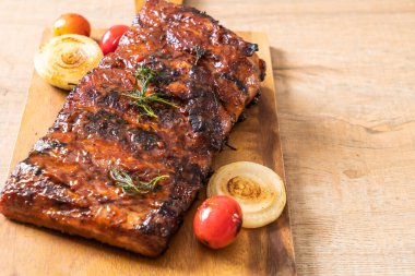 Izgara ve ızgara domuz pirzolası.