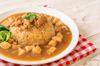 Kahverengi soslu tavuk mu yoksa pirinç soslu sos mu? Asya tarzı.