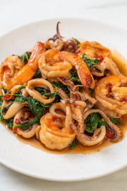 Tayland fesleğenli kızarmış deniz ürünleri (karides ve kalamar) - Asya usulü