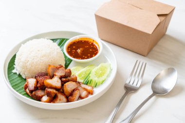 Asya usulü baharatlı pilavlı kızarmış domuz eti.