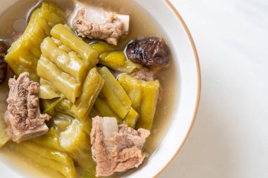 Acı kabak ve domuz pirzolası çorbası. Asya usulü.