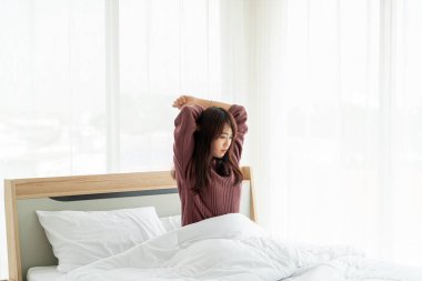 Güzel Asyalı kadınlar yatakta ve sabah uyanırlar.