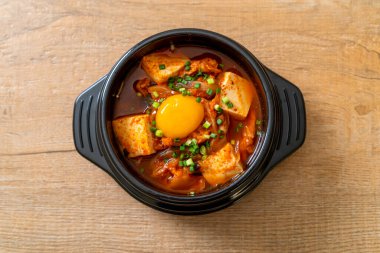 Yumuşak Tofulu Kimchi Çorbası veya Kore Kimchi Güveci - Kore Yemekleri Geleneksel Tarzı