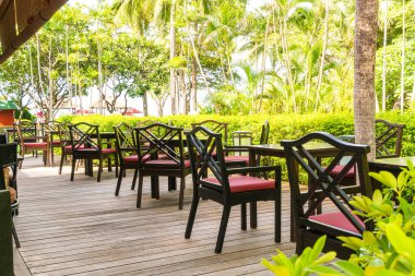 Kafe restoranında boş sandalye ve masa.