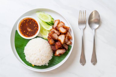 Asya usulü baharatlı pilavlı kızarmış domuz eti.