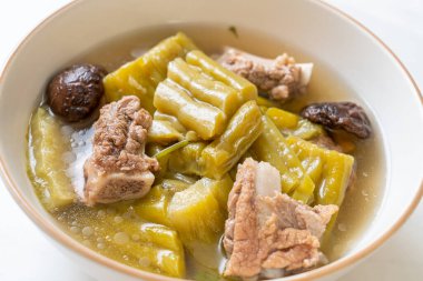 Acı kabak ve domuz pirzolası çorbası. Asya usulü.