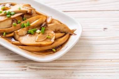 İstiridye soslu kızarmış kral istiridye mantarı. Sağlıklı, vejetaryen ya da vejetaryen yemek tarzı.