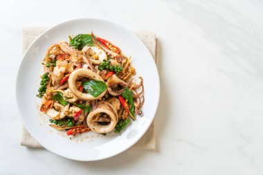 Ahtapot ya da ahtapot ve otla karıştırılmış kutsal fesleğen. Asya usulü.