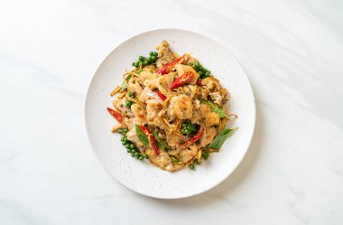 Balık ve otla karıştırılmış kutsal fesleğen. Asya usulü.