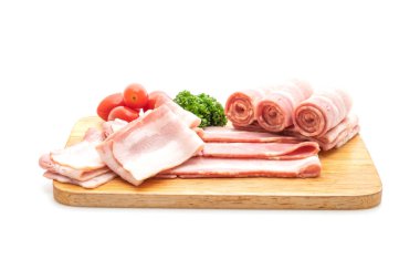 Dilimlenmiş domuz pastırması beyaz arka planda izole edilmiş.