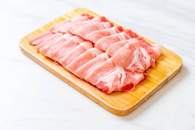 Dilimlenmiş taze domuz filetosu.
