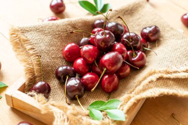 Ahşap arka planda taze kirazlar