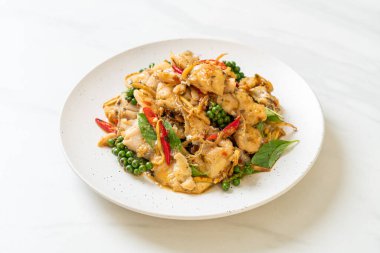 Balık ve otla karıştırılmış kutsal fesleğen. Asya usulü.