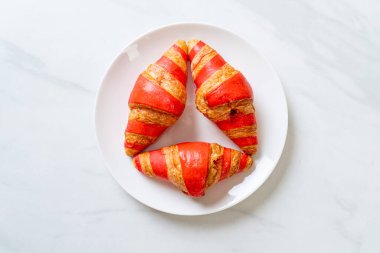 Çilek reçeli soslu taze kruvasan.