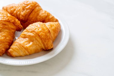 Taze tereyağlı kruvasan.