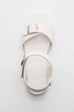 Kadınlar beyaz arka plan üzerinde izole sandalet deri