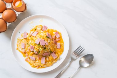 Pirinçli kremalı omlet veya jambonlu pilav ve yumuşak omlet.