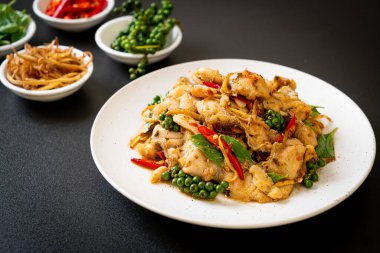 Balık ve otla karıştırılmış kutsal fesleğen. Asya usulü.