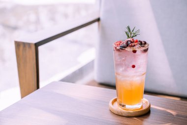 Kafe restoranında şeftali ve çilekli soda bardağı