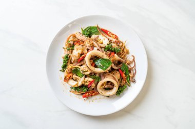 Ahtapot ya da ahtapot ve otla karıştırılmış kutsal fesleğen. Asya usulü.