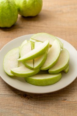 taze guava meyveleri (tropikal meyve) dilimlenmiş