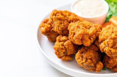 Sebzeli kızarmış tavuk kanadı.