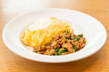 Kızarmış domuz ve kremalı omlet ile fesleğen. Asya usulü.