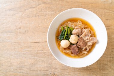 Asya usulü haşlanmış erişte kasesi.