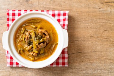 Sabah ihtişamıyla Tayland usulü domuz eti.