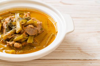 Sabah ihtişamıyla Tayland usulü domuz eti.