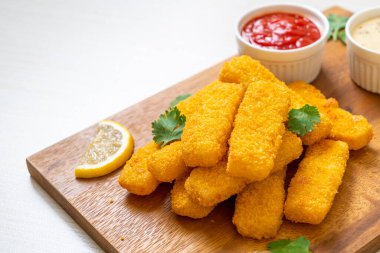 Kızarmış balık çubuğu ya da soslu patates kızartması.