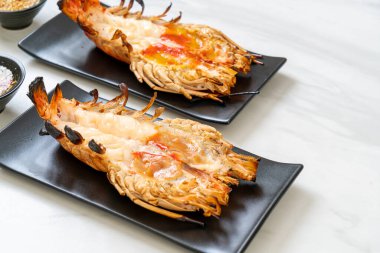 Izgara Taze Dev Nehir Karidesi Baharatlı Deniz Ürünleri Soslu