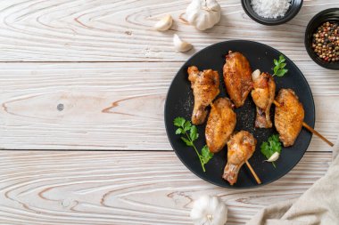 Biber ve sarımsaklı ızgara tavuk kanadı.