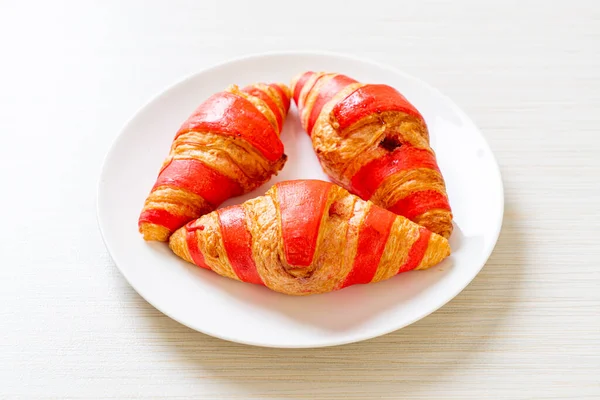 Croissant Fresco Com Molho Geléia Morango Placa — Fotografia de Stock