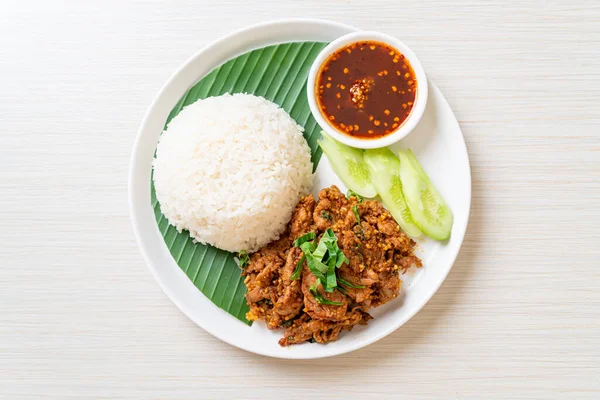 Daging Babi Panggang Pedas Dengan Nasi Dan Saus Pedas Dalam — Stok Foto