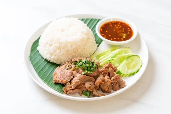 Ajo Cerdo Parrilla Con Arroz Con Salsa Picante Estilo Asiático — Foto de Stock