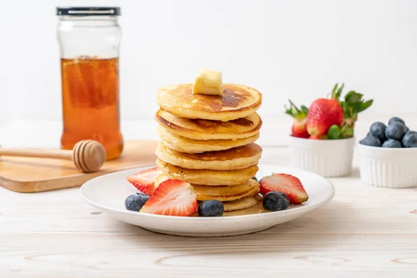 Pannkaka Med Smör Jordgubbar Blåbär Och Honung — Stockfoto