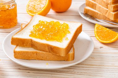 Kahvaltıda portakal reçelli ekmek dilimleri.