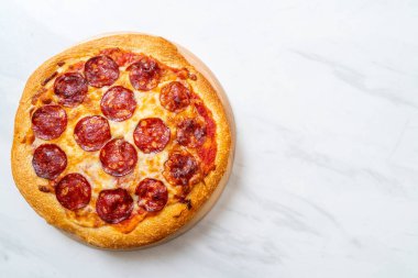 İtalyan usulü odun tepsisinde pepperoni pizza.
