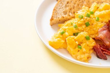 Çırpılmış yumurta, kızarmış ekmek ve kahvaltıda pastırma.