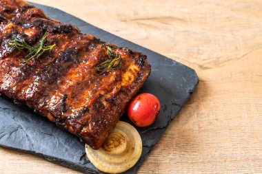 Izgara ve ızgara domuz pirzolası.