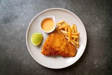 Kızarmış balık ve patates cipsi.