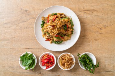 Balık ve otla karıştırılmış kutsal fesleğen. Asya usulü.