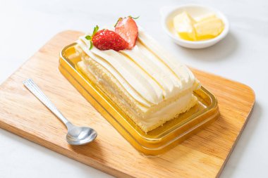 Lezzetli çilekli pasta masada.