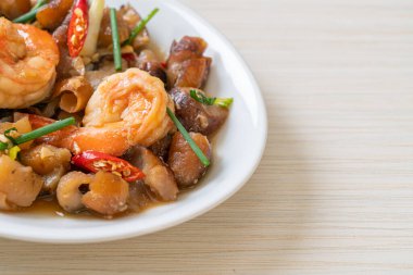 Karidesli haşlanmış deniz hıyarı Asya usulü.