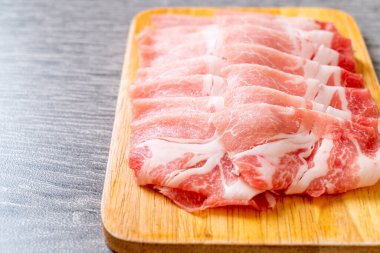 Dilimlenmiş taze domuz filetosu.