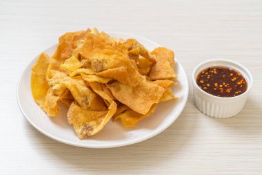 Kızarmış soslu domuz pastırması.