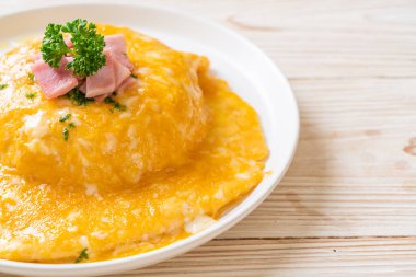 Pirinçli kremalı omlet veya jambonlu pilav ve yumuşak omlet.