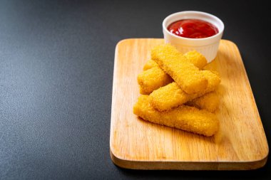 Kızarmış balık kroket ve ketçap.