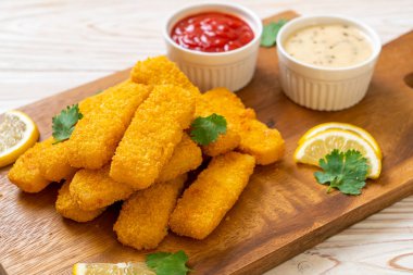 Kızarmış balık çubuğu ya da soslu patates kızartması.